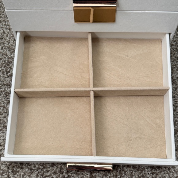 Elegant White Jewelry Organizer Box - Picture 4 of 9